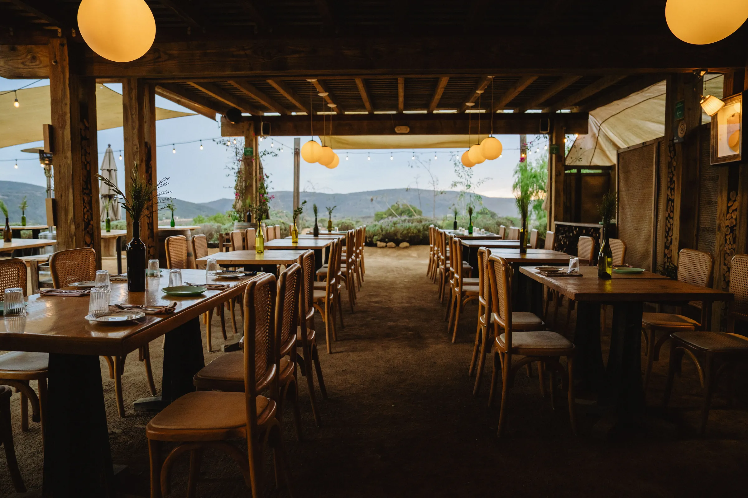 La terraza de Villa Torél al caer la tarde